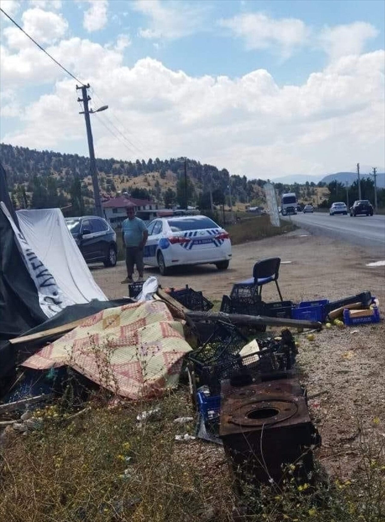 Muğla'nın Seydikemer ilçesinde kontrolden çıkan otomobil manavın önünde alışveriş yapan kişiye...