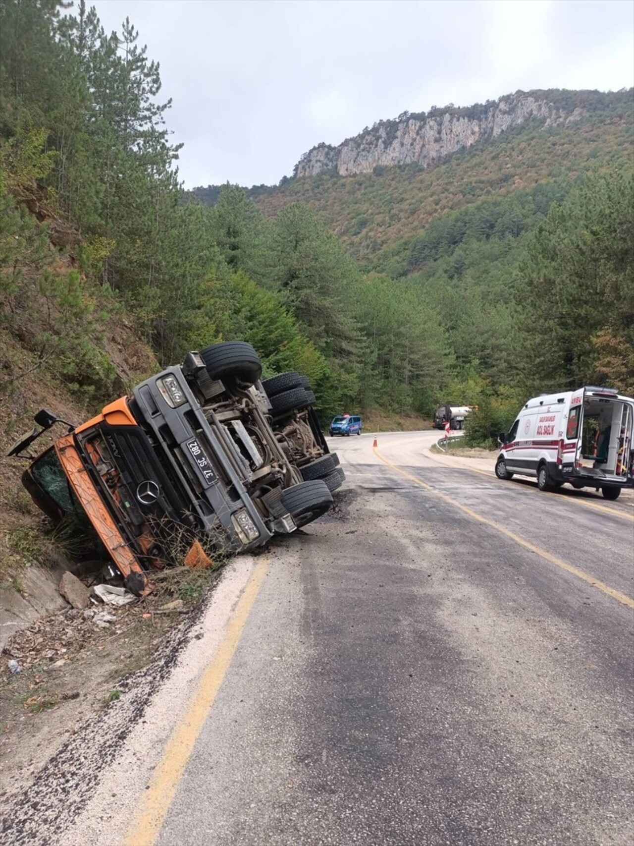 Karabük'ün Safranbolu ilçesinde zift yüklü kamyonun su kanalına devrilmesi sonucu 3 kişi...