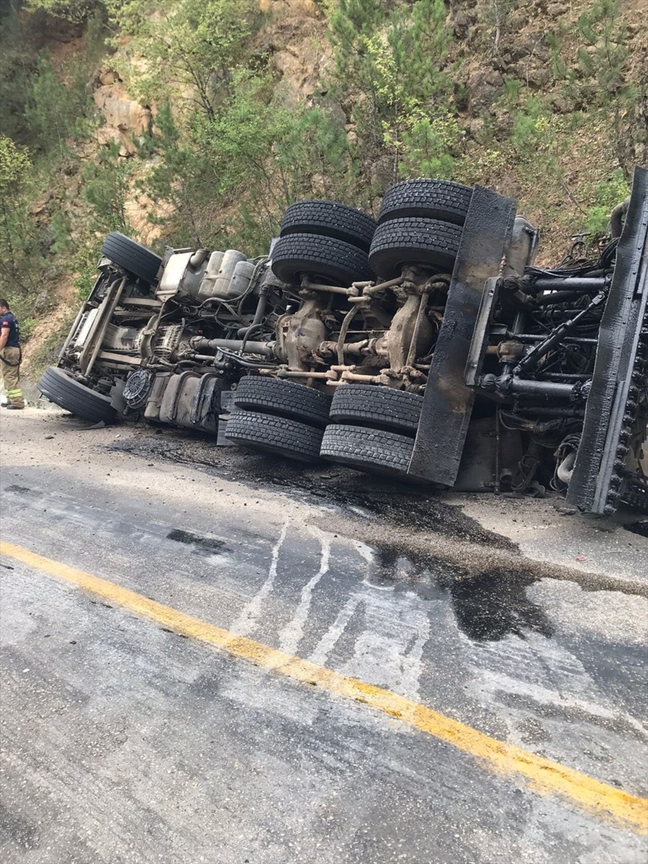 Karabük'ün Safranbolu ilçesinde zift yüklü kamyonun su kanalına devrilmesi sonucu 3 kişi...