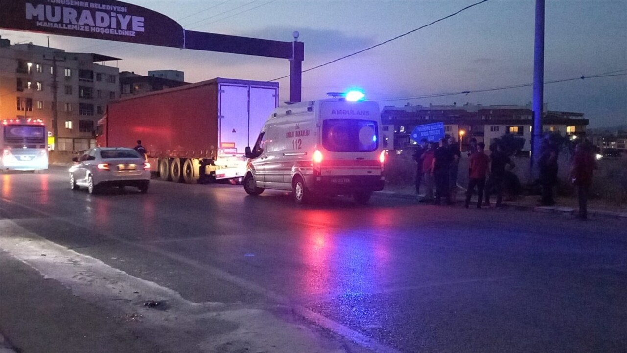 Manisa'nın Yunusemre ilçesinde park halindeki tırın dorsesine çarpan motosikletin sürücüsü...