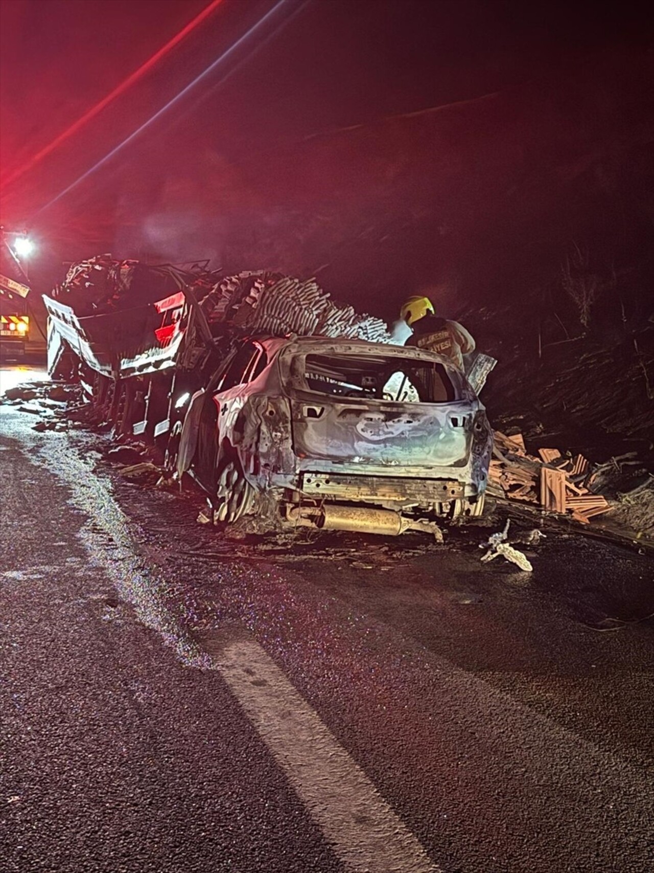 Balıkesir'de otomobilin tıra çarpması sonucu meydana gelen kazada araçlar yanarak kullanılamaz...