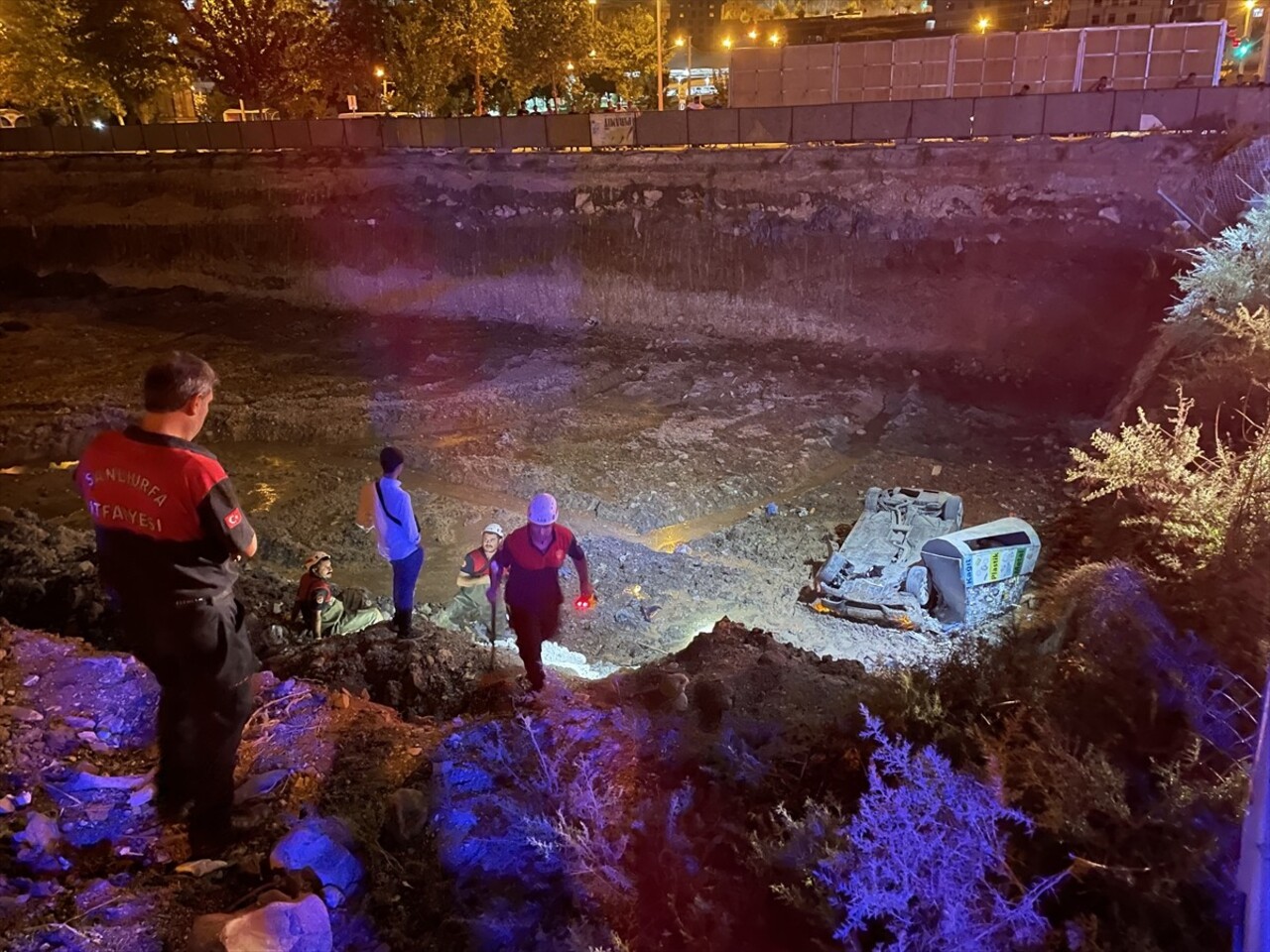 Karaköprü'de yaklaşık 7 metre yüksekten bir inşaat için kazılan temele düşen otomobildeki 3 kişi...