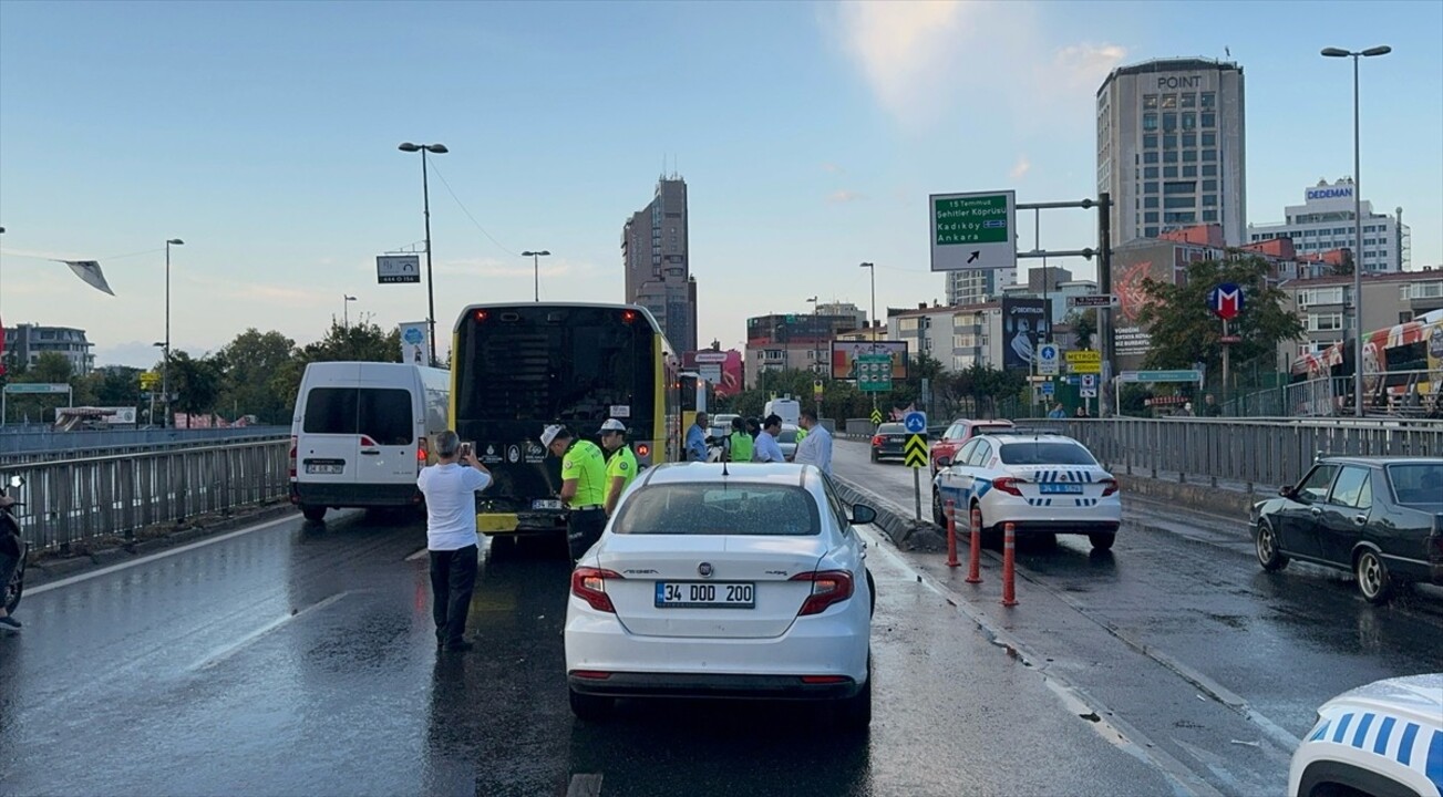 Şişli’de otomobille İETT otobüsünün çarpışması sonucu 3 kişi yaralandı. Olay yerine polis ekipleri...