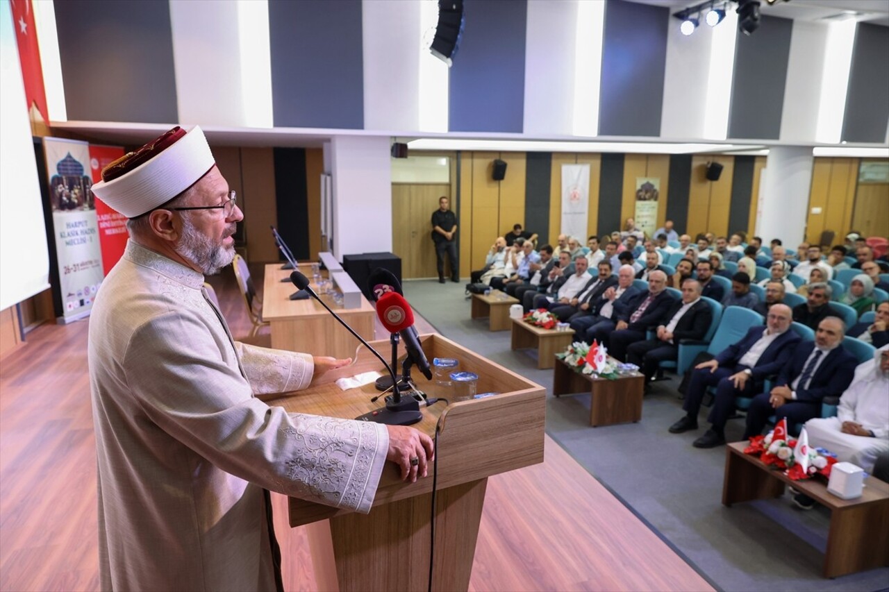 Diyanet İşleri Başkanı Ali Erbaş, Diyanet Akademisi Başkanlığı tarafından Elazığ’da düzenlenen...