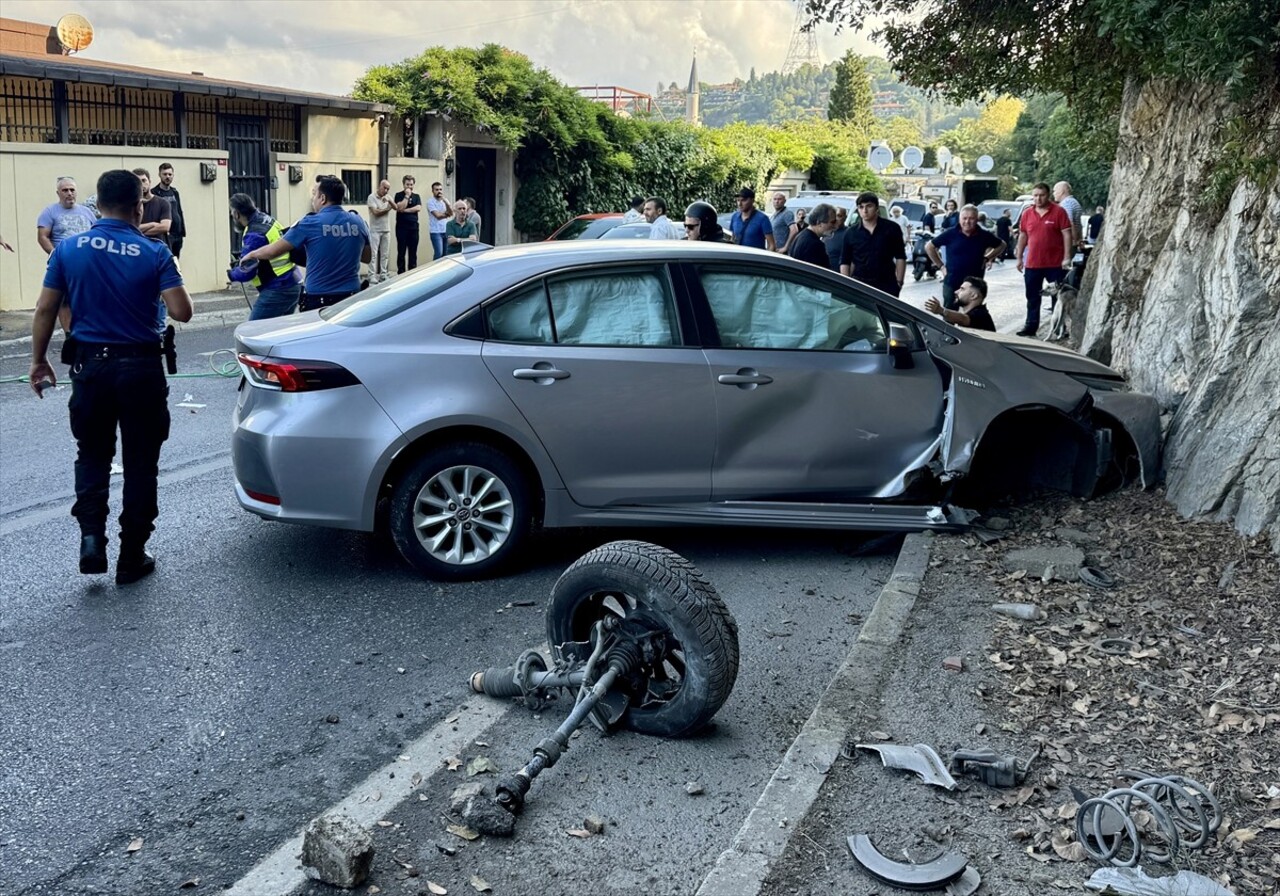 Üsküdar'da kaldırımda yürüyen kadın otomobilin çarpması sonucu ağır yaralandı. İhbar üzerine olay...