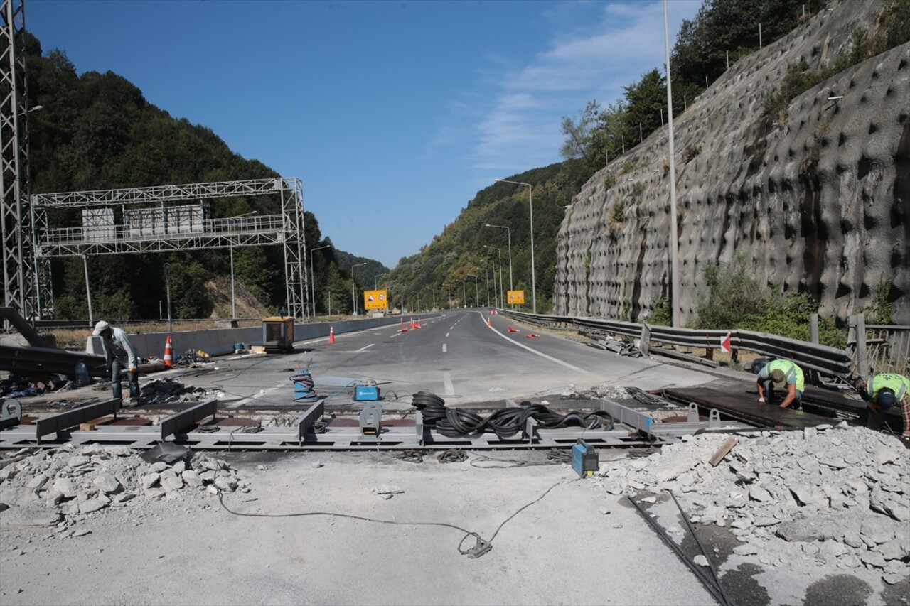 Anadolu Otoyolu'nun Bolu Dağı Tüneli İstanbul istikametinde heyelan riskini ortadan kaldırmak...