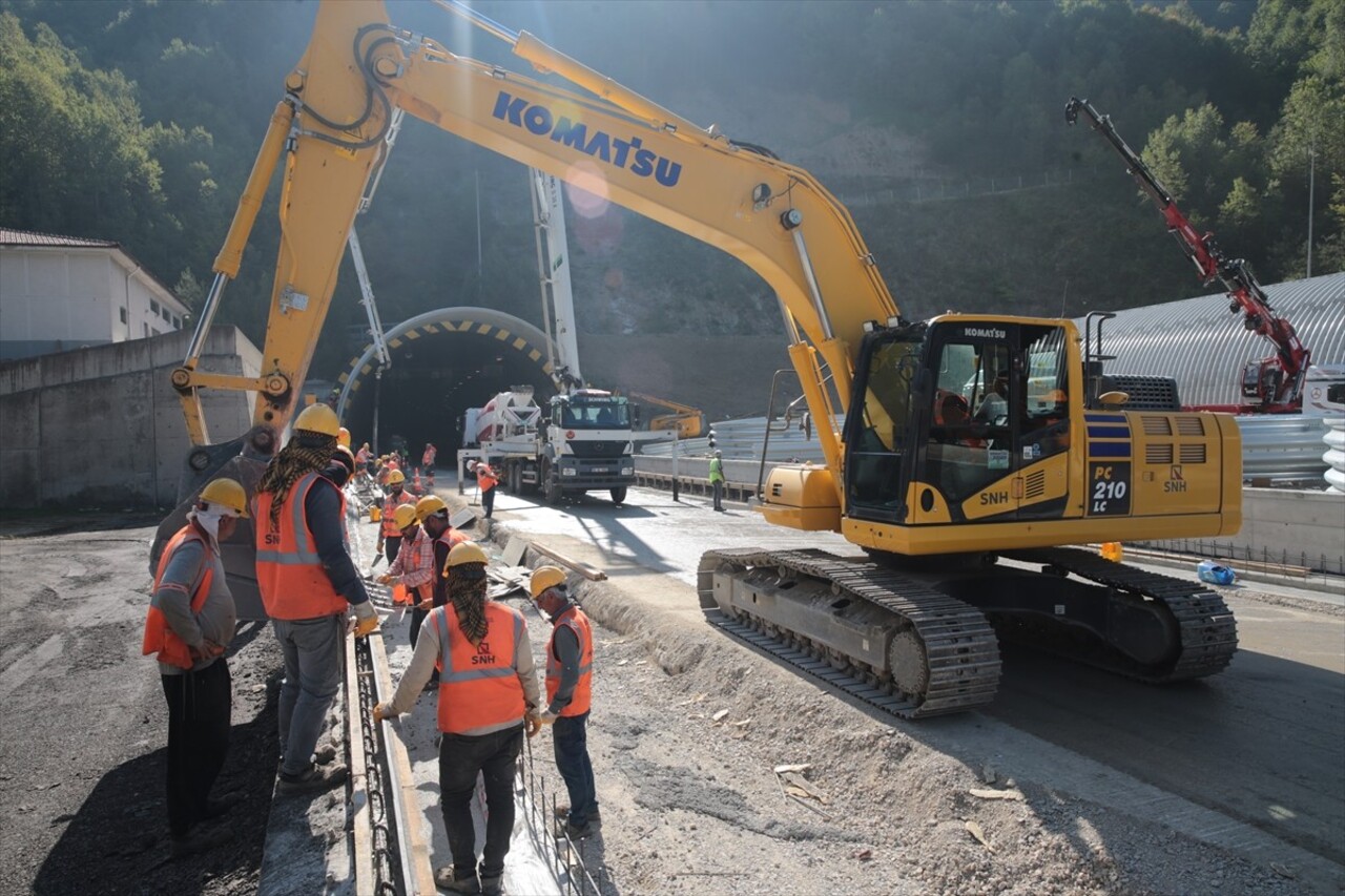 Anadolu Otoyolu'nun Bolu Dağı Tüneli İstanbul istikametinde heyelan riskini ortadan kaldırmak...