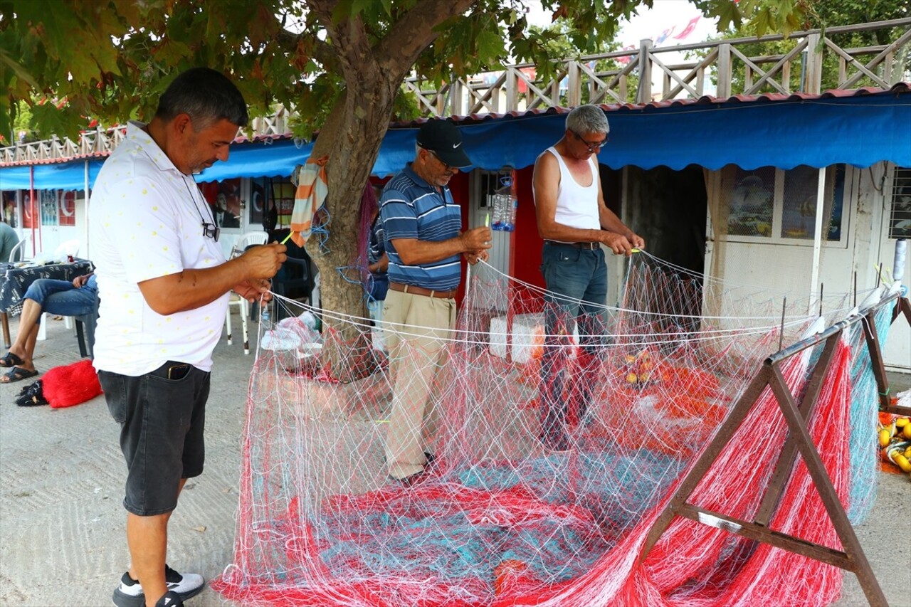 Tekirdağ'da sezon hazırlıkları kapsamında tekne ve ağlarını onaran balıkçılar, av yasağının sona...