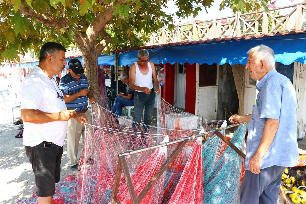 Tekirdağ'da sezon hazırlıkları kapsamında tekne ve ağlarını onaran balıkçılar, av yasağının sona...