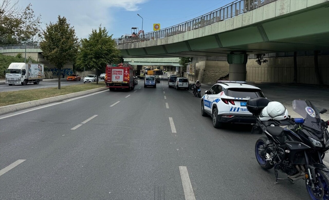 Bakırköy'de üst geçide çarpan tırın yanından geçen İETT otobüsünün üzerine doğru devrilmesi sonucu...