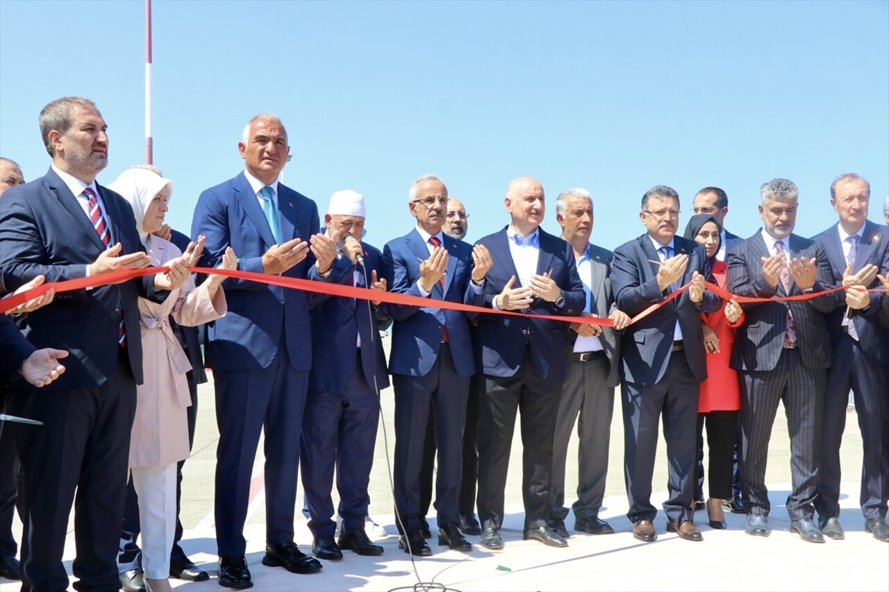 Kültür ve Turizm Bakanı Mehmet Nuri Ersoy, Trabzon Havalimanı Yeni Dış Hatlar Gelen Yolcu...