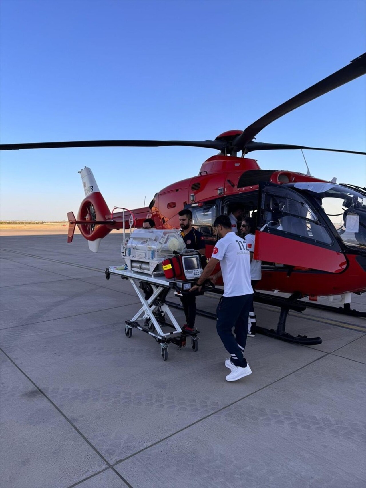 Mardin'in Kızıltepe ilçesinde dünyaya gelen Fatma bebek, ambulans helikopterle Diyarbakır'a sevk...