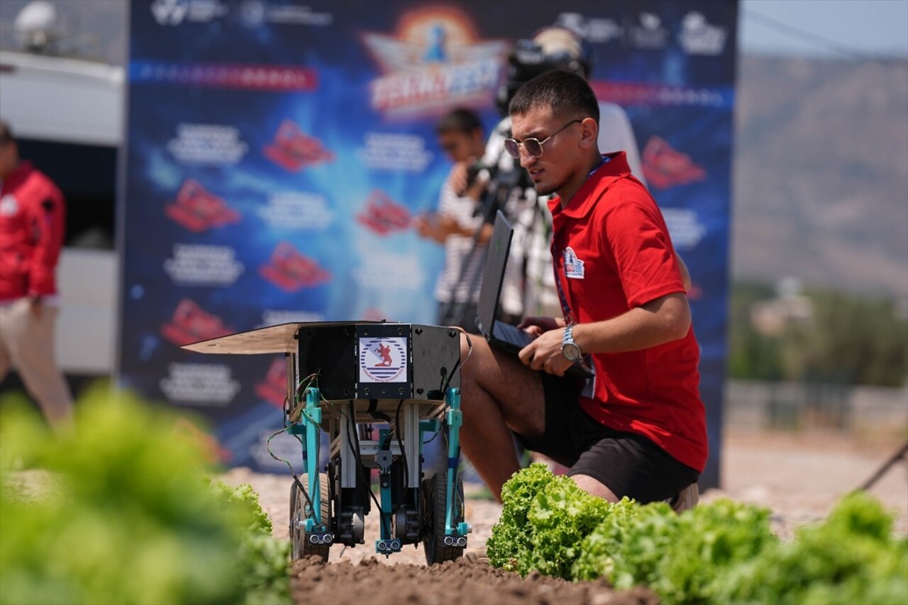 TEKNOFEST 2024 kapsamında düzenlenen Tarımsal İnsansız Kara Aracı Yarışması'nın finalleri İzmir'de...