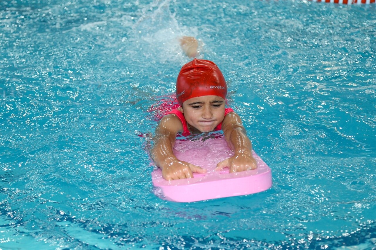 Van'ın Gürpınar ilçesinde çocuklar, Gençlik ve Spor Bakanlığı, Valilik, Kaymakamlığın...