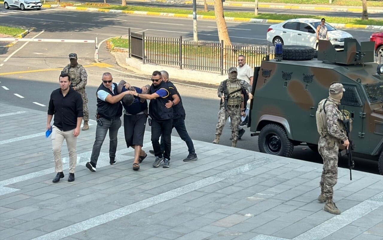 Tekirdağ'ın Süleymanpaşa ilçesinde tartıştığı eşini darbederek öldüren zanlı adliyeye sevk...