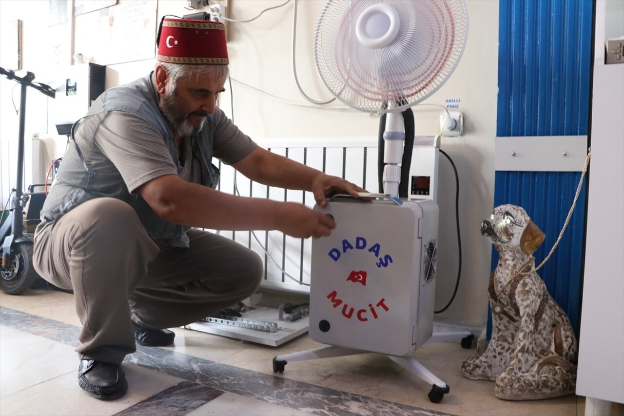 Erzurum'da "Dadaş mucit" olarak tanınan emekli elektrik teknisyeni Ebubekir Taşbaşı, kompresör ve...