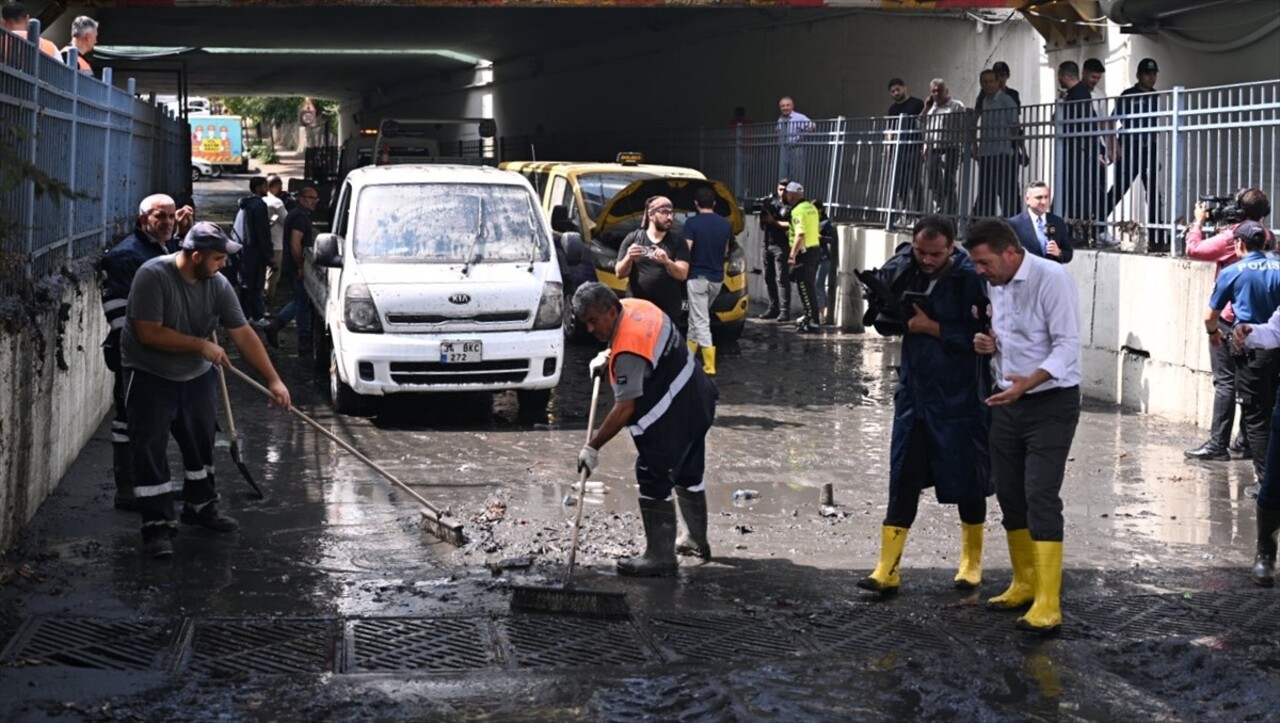 İstanbul'da bazı bölgelerinde gök gürültülü sağanak yağış etkili oluyor. Bayrampaşa'da suyla dolan...