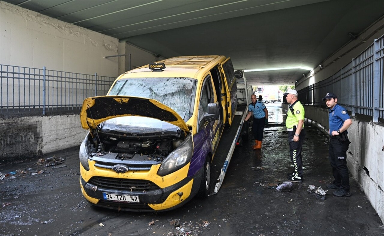 İstanbul'da bazı bölgelerinde gök gürültülü sağanak yağış etkili oluyor. Bayrampaşa'da suyla dolan...