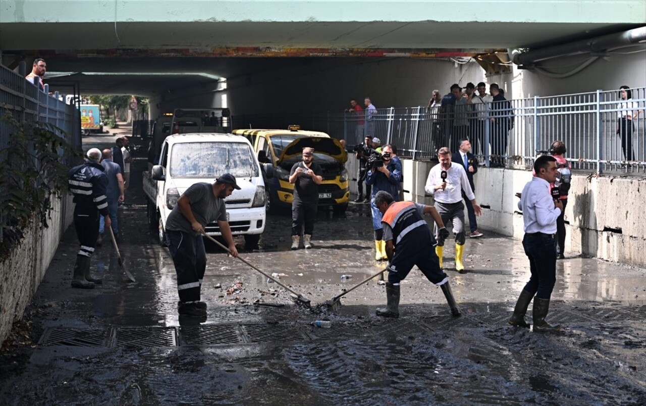 İstanbul'da bazı bölgelerinde gök gürültülü sağanak yağış etkili oluyor. Bayrampaşa'da suyla dolan...