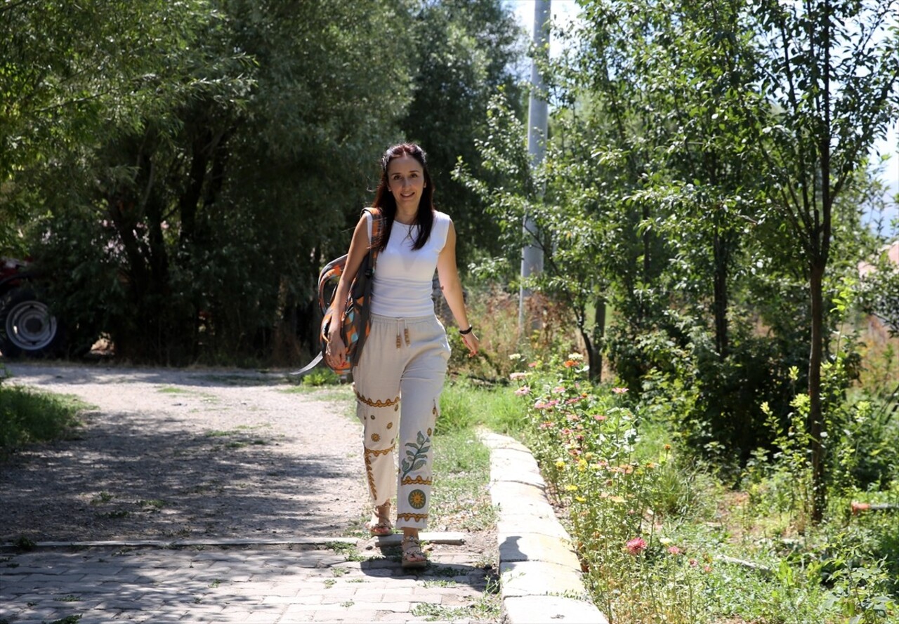 Muş'ta ailesini ikna ederek okula kazandırdığı Neşe Balkaya'nın hayalini kurduğu havacılık ve uzay...