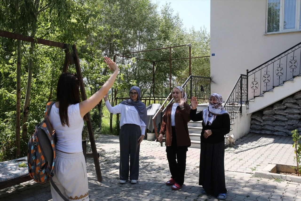 Muş'ta ailesini ikna ederek okula kazandırdığı Neşe Balkaya'nın hayalini kurduğu havacılık ve uzay...