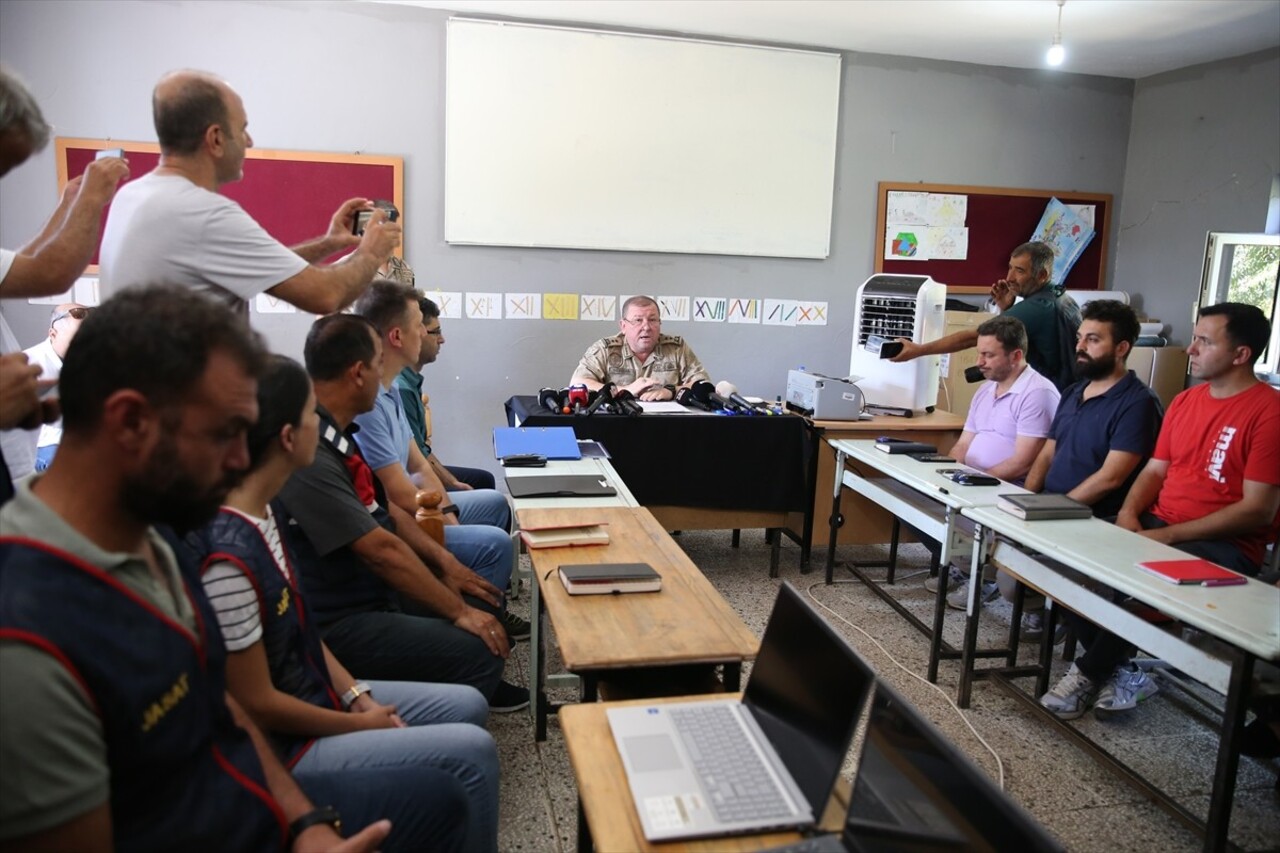 Diyarbakır İl Jandarma Komutanı Tümgeneral Selçuk Yıldırım, merkez Bağlar ilçesinde kaybolan 8...