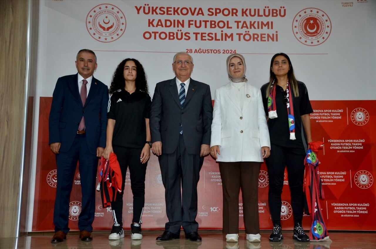 Hakkari'ye gelen Milli Savunma Bakanı Yaşar Güler (sol4) ve Aile ve Sosyal Hizmetler Bakanı...