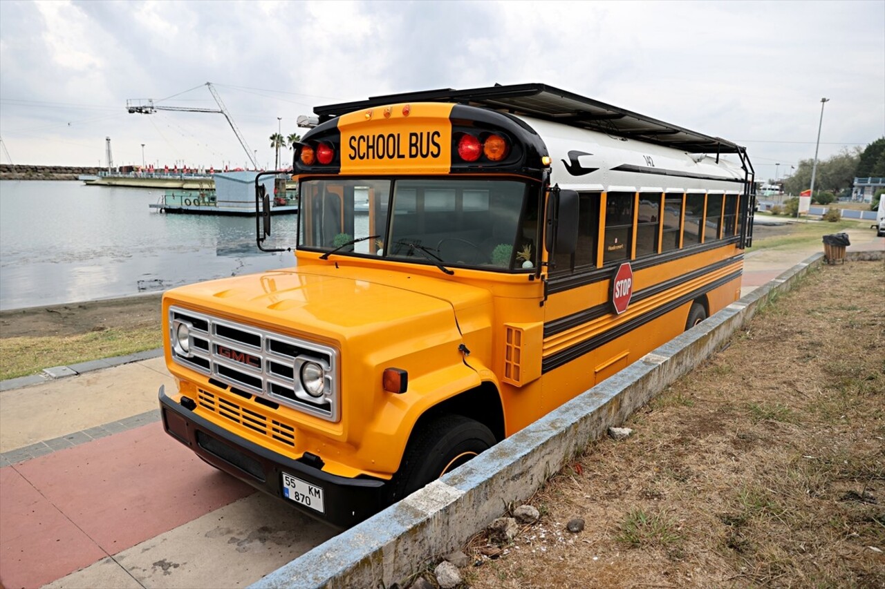 Samsun'da, Amerika'da okul taşıtı olarak kullanılan "school bus"ı (okul otobüsü) karavana çeviren...