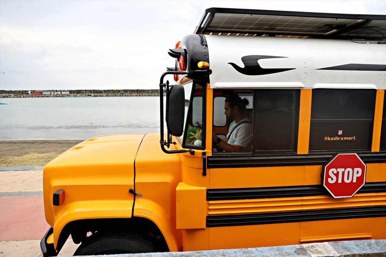 Samsun'da, Amerika'da okul taşıtı olarak kullanılan "school bus"ı (okul otobüsü) karavana çeviren...