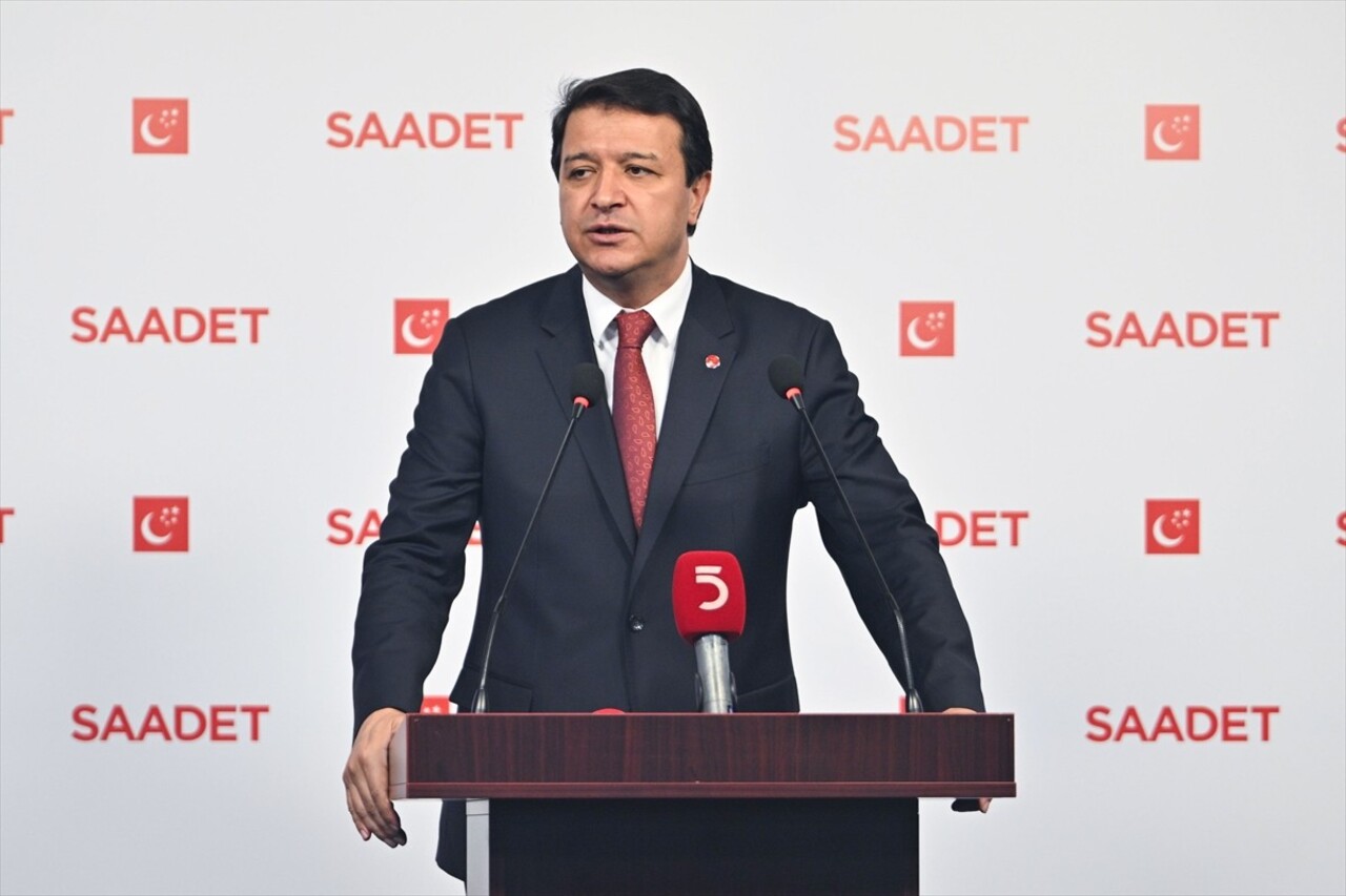  Saadet Partisi Genel Başkan Vekili Mahmut Arıkan, parti genel merkezinde düzenlediği basın...