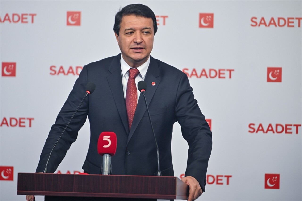  Saadet Partisi Genel Başkan Vekili Mahmut Arıkan, parti genel merkezinde düzenlediği basın...