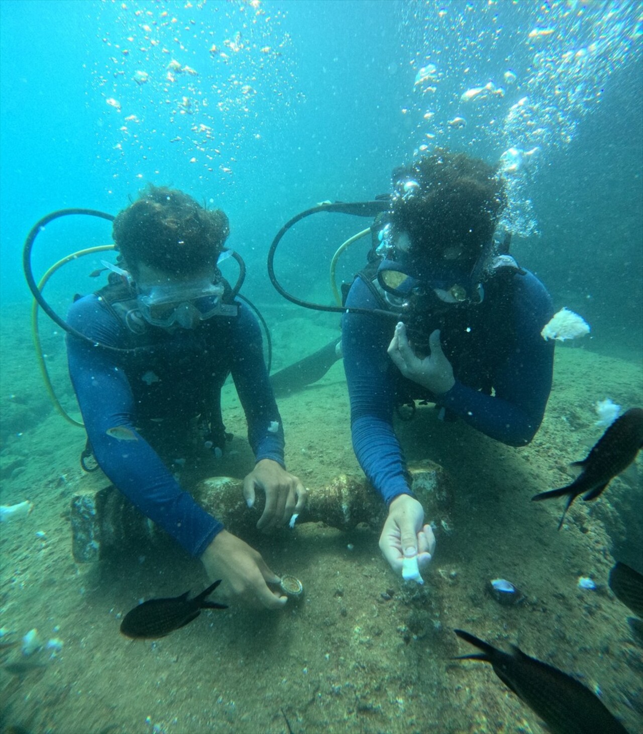 Antalya'nın tarihi Kaleiçi bölgesi falezler alanından dalış yapan ziyaretçiler, kentin su altı...