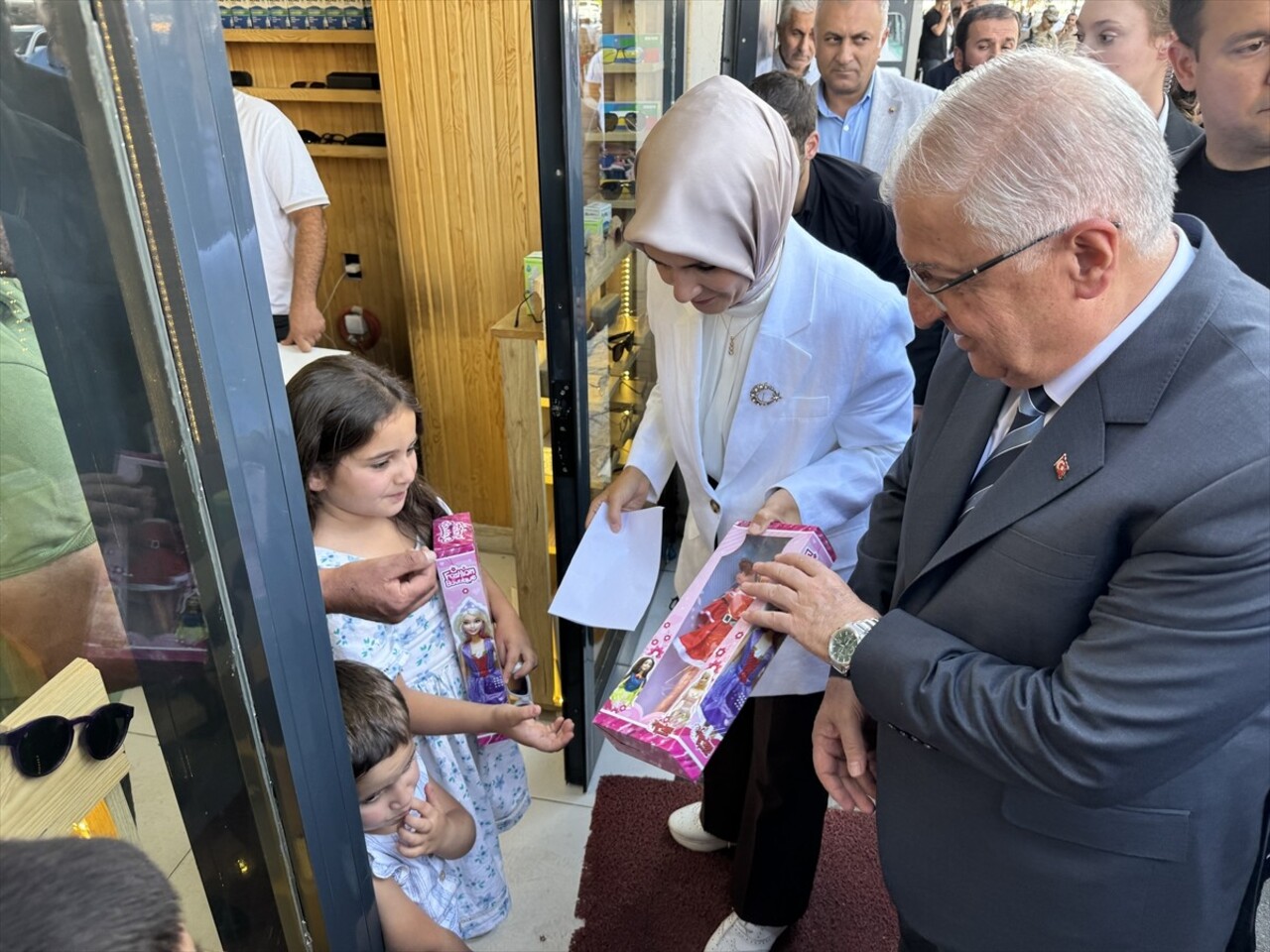 Milli Savunma Bakanı Yaşar Güler ile Aile ve Sosyal Hizmetler Bakanı Mahinur Özdemir Göktaş...