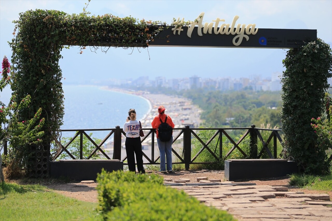 Antalya'da sıcak hava ve nemden bunalanlar, sahillerde yoğunluk oluşturdu.
Kent merkezinde bugün...