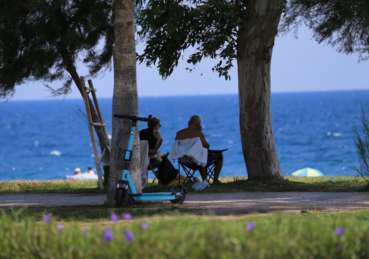 Antalya'da sıcak hava ve nemden bunalanlar, sahillerde yoğunluk oluşturdu.
Kent merkezinde bugün...