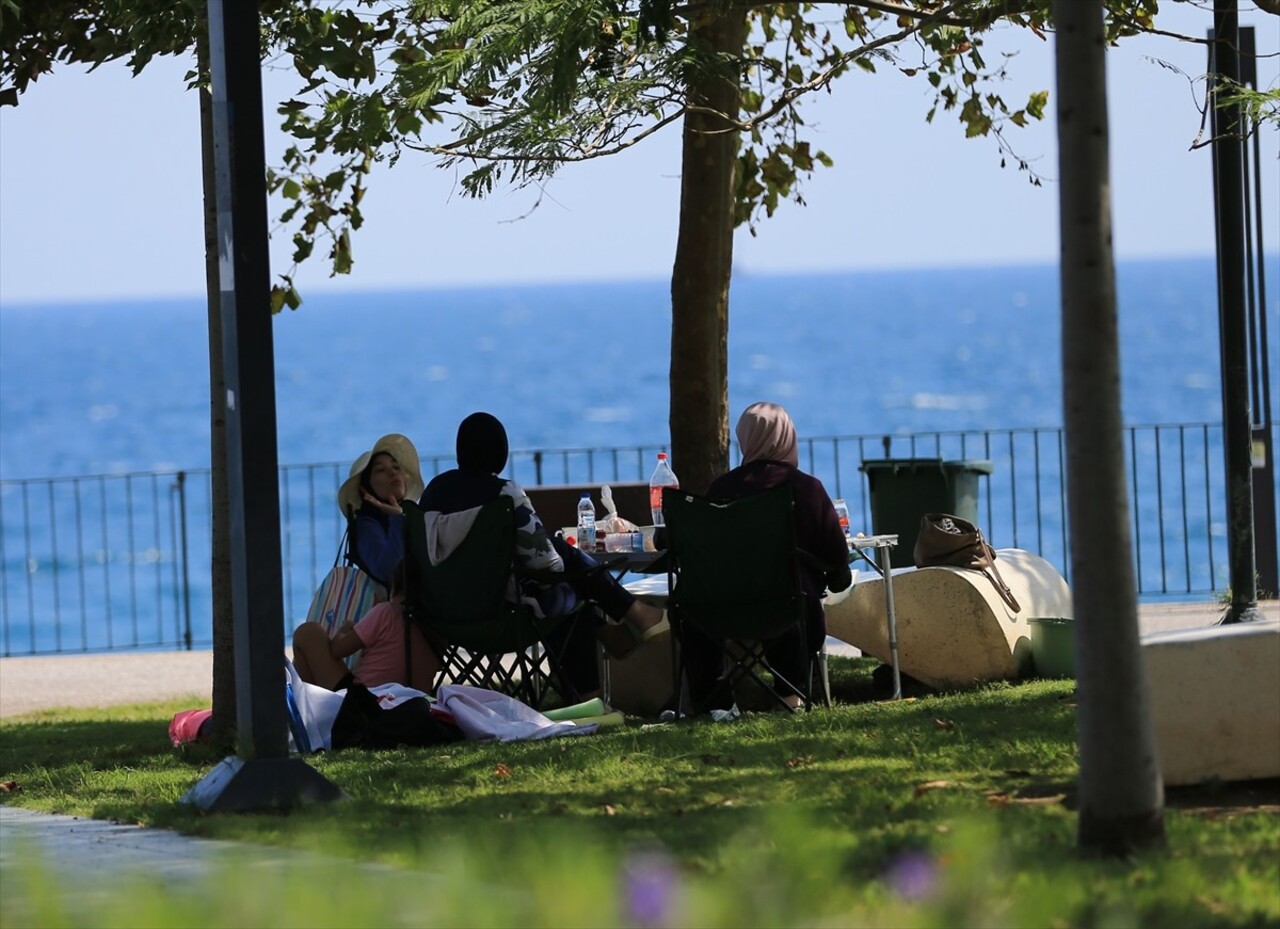 Antalya'da sıcak hava ve nemden bunalanlar, sahillerde yoğunluk oluşturdu.
Kent merkezinde bugün...