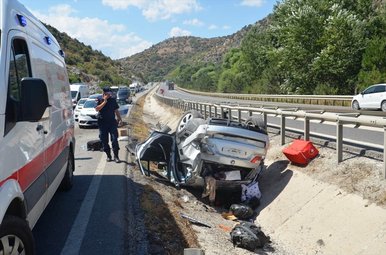 Kütahya’da 3 aracın karıştığı zincirleme trafik kazasında 6 kişi yaralandı.