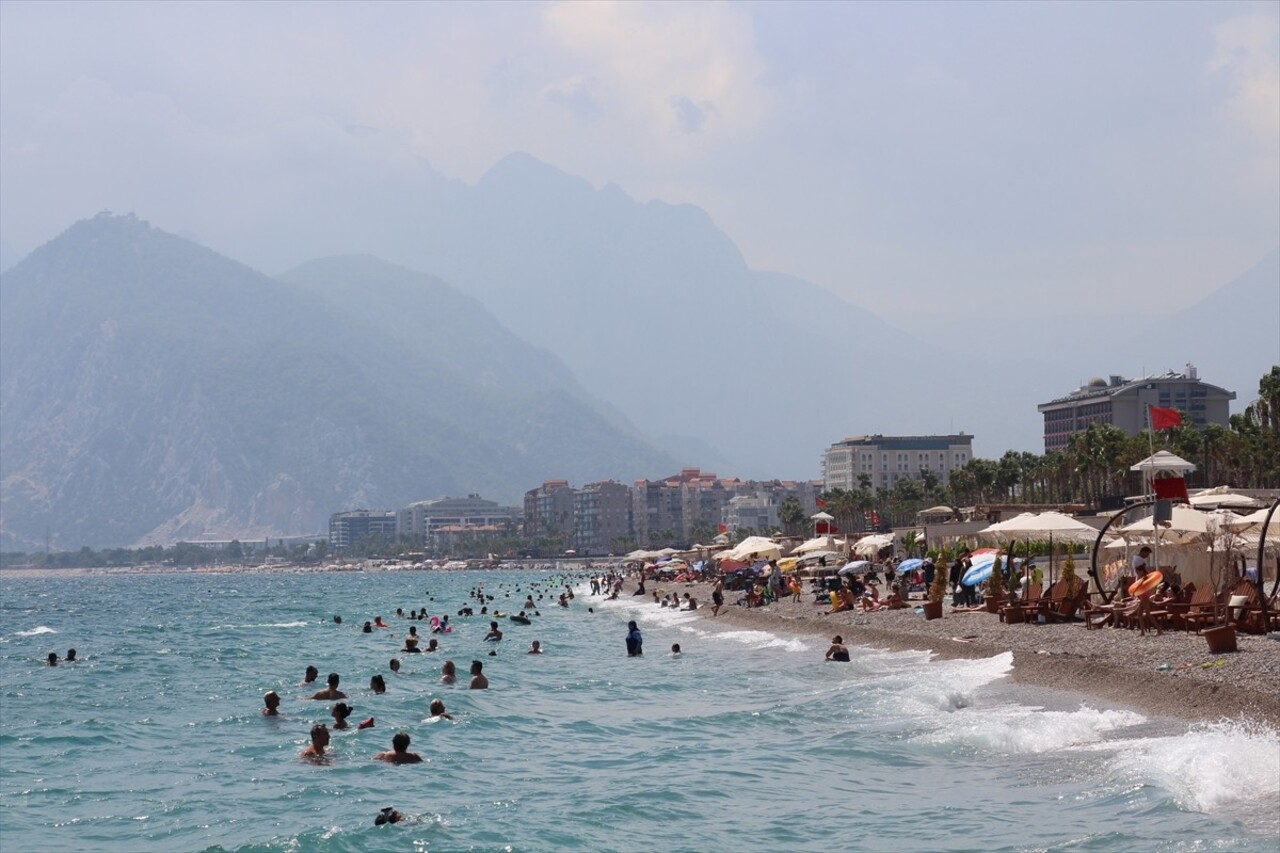 Antalya'da sıcak hava ve nemden bunalanlar, sahillerde yoğunluk oluşturdu.