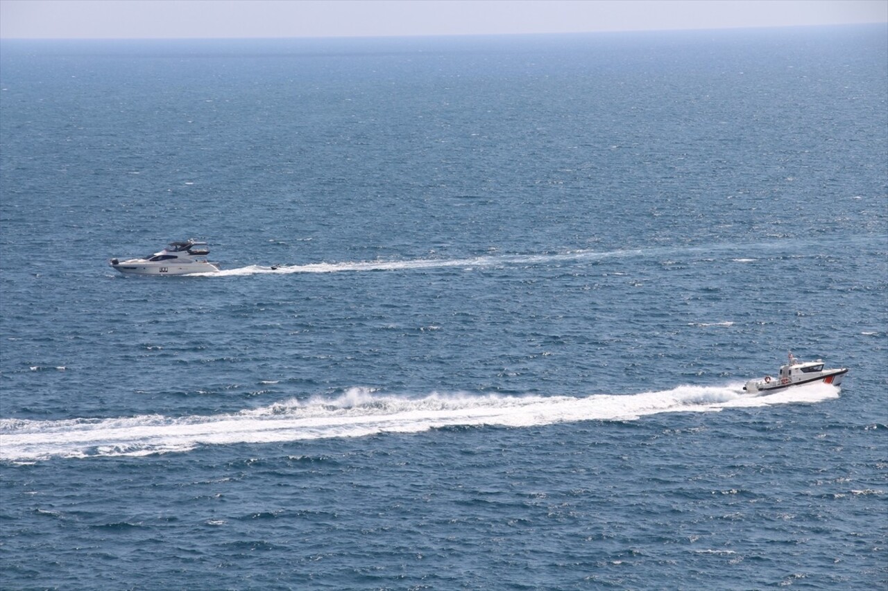 Antalya'da sıcak hava ve nemden bunalanlar, sahillerde yoğunluk oluşturdu.