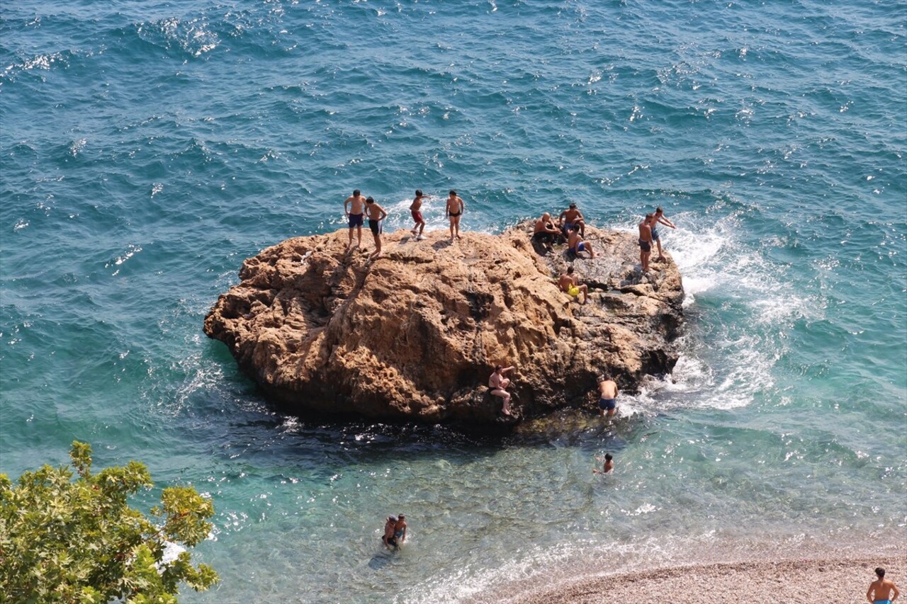 Antalya'da sıcak hava ve nemden bunalanlar, sahillerde yoğunluk oluşturdu.