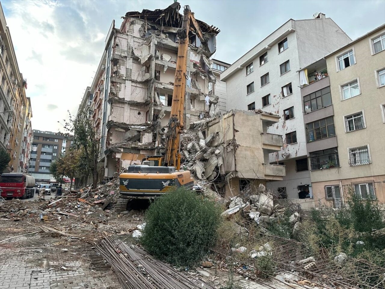 Bahçelievler'de yıkımı yapılan binadan kopan moloz parçaları, arka cephede yer alan apartmanın...