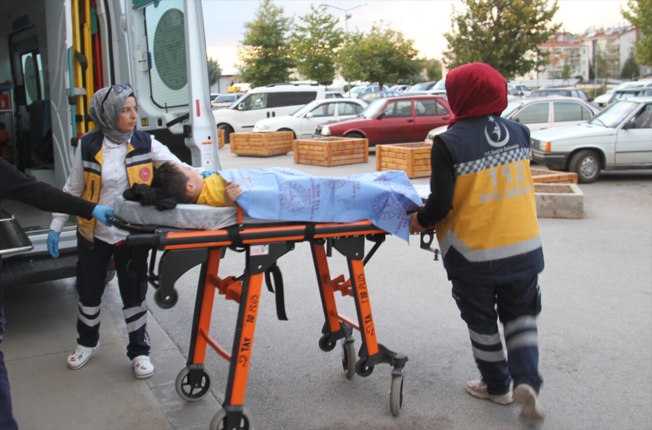 Konya’nın Beyşehir ilçesinde parkta sokak köpeklerinin saldırısına uğrayan 6 yaşındaki çocuk...