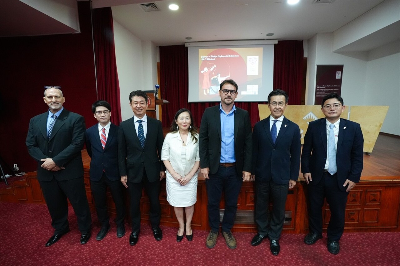 İstanbul'da düzenlenen "Japon ve Türk Geleneksel Okçuluğu Buluşması" seminerinde iki ülkenin...