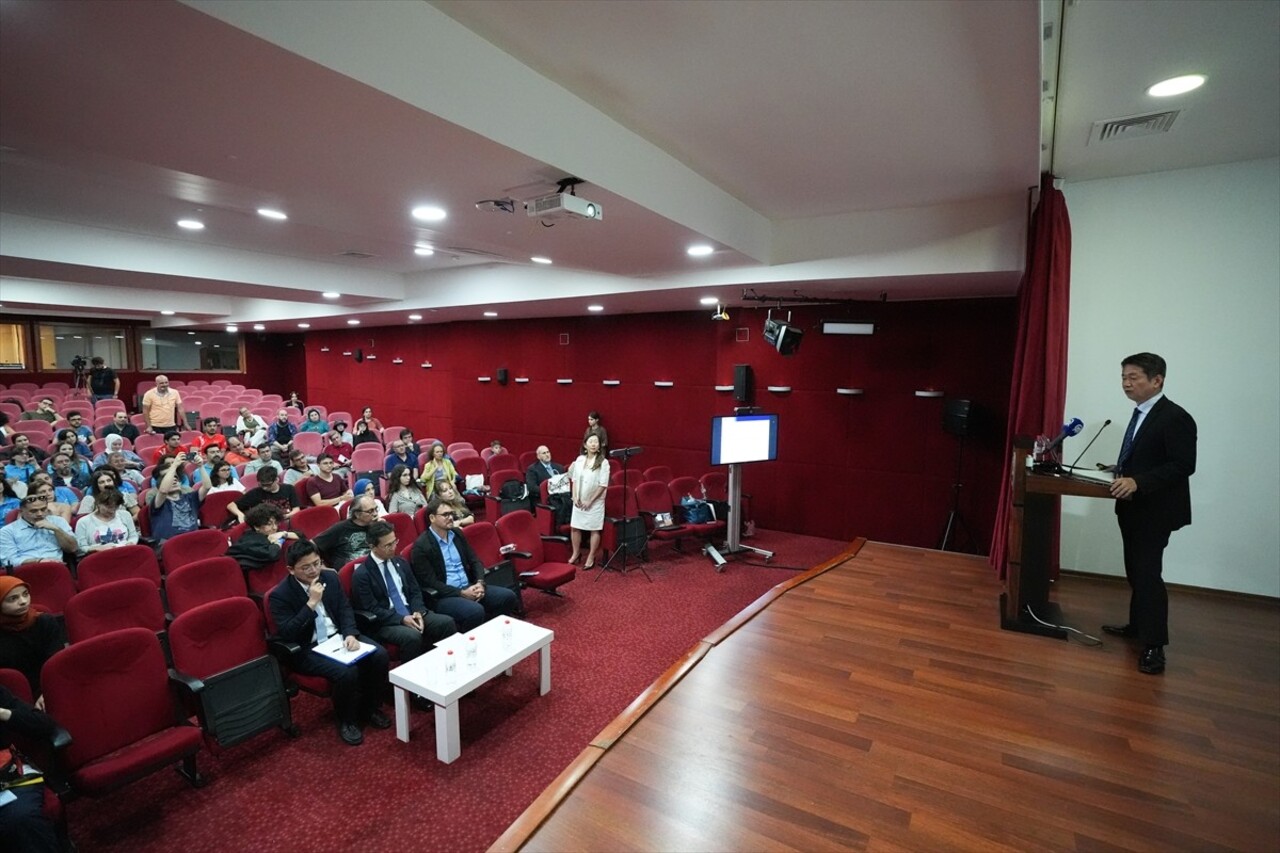 İstanbul'da düzenlenen "Japon ve Türk Geleneksel Okçuluğu Buluşması" seminerinde iki ülkenin...