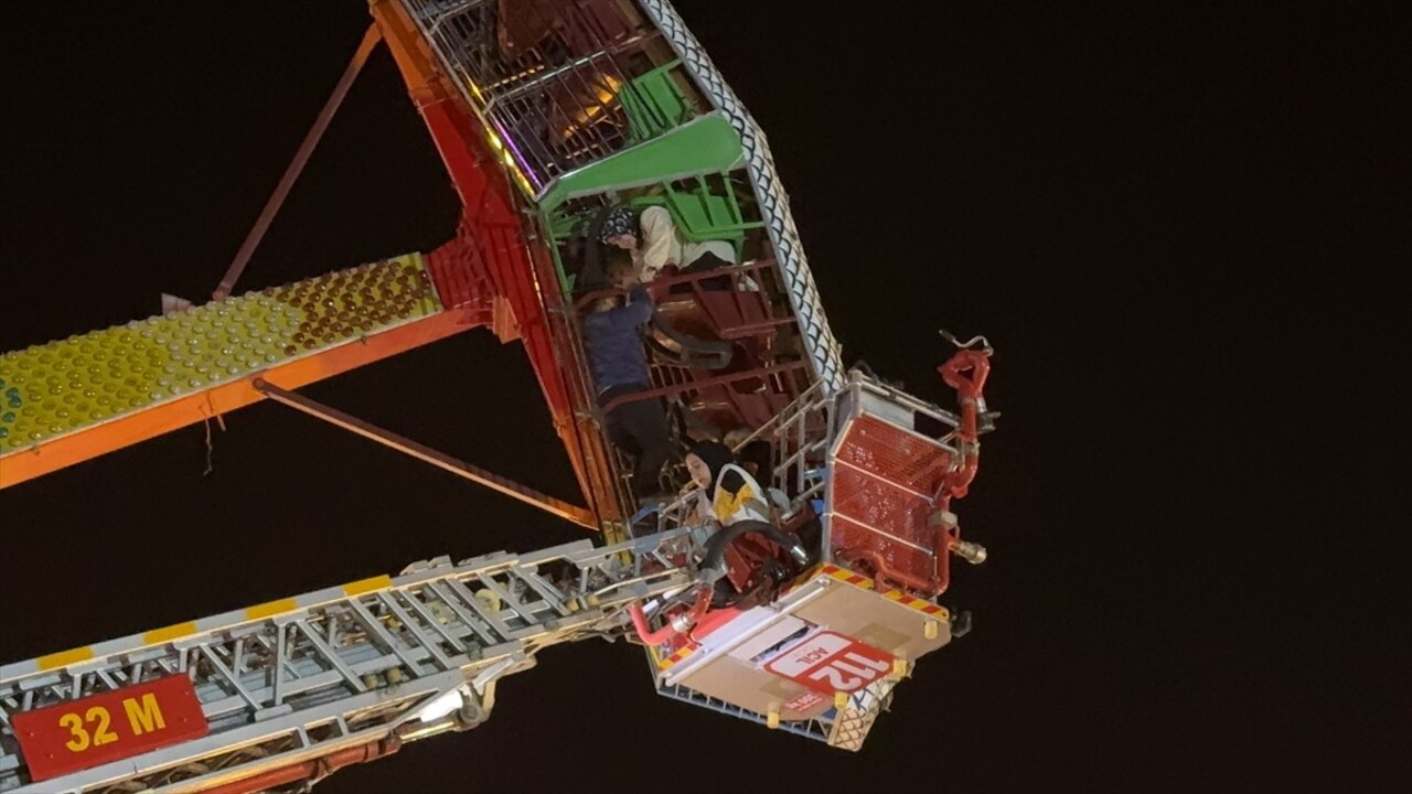 Kahramanmaraş’ta lunaparkta ranger (kamikaze) olarak bilinen oyun aletinde asılı kalan 23 kişi...