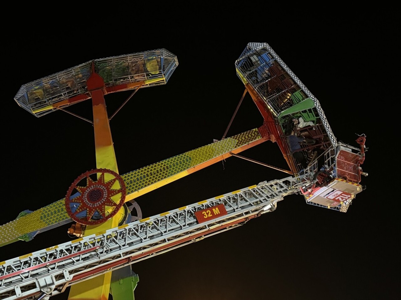 Kahramanmaraş’ta lunaparkta ranger (kamikaze) olarak bilinen oyun aletinde asılı kalan 23 kişi...