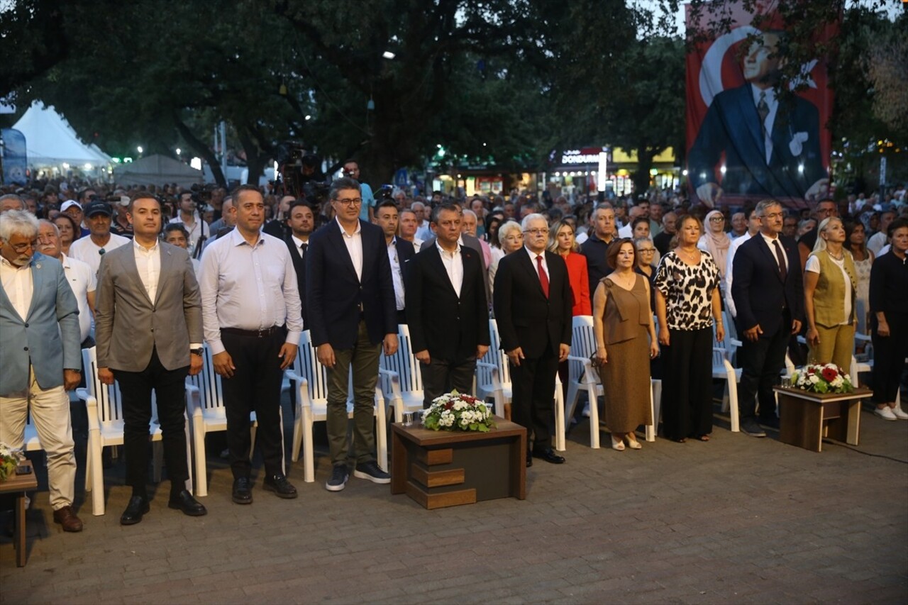 CHP Genel Başkanı Özgür Özel, Balıkesir'in Burhaniye ilçesindeki Ören Meydanı'nda belediye...