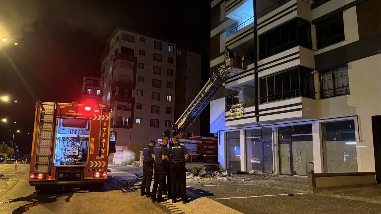 Kayseri'de sinir krizi geçirerek oturduğu daireyi ateşe veren kişi, polis ekipleri tarafından...