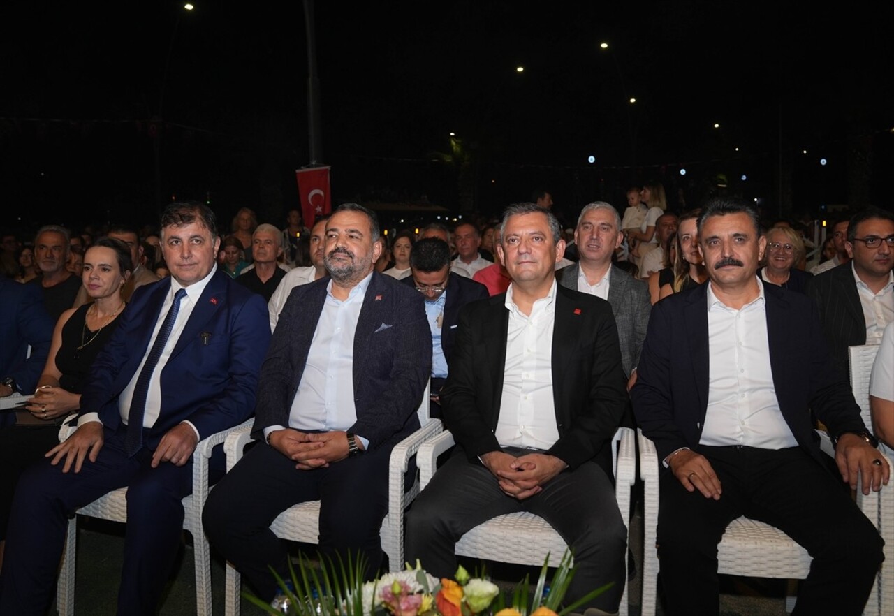 Cumhuriyet Halk Partisi (CHP) Genel Başkanı Özgür Özel (sağ 2), İzmir'in Dikili ilçesindeki 75....