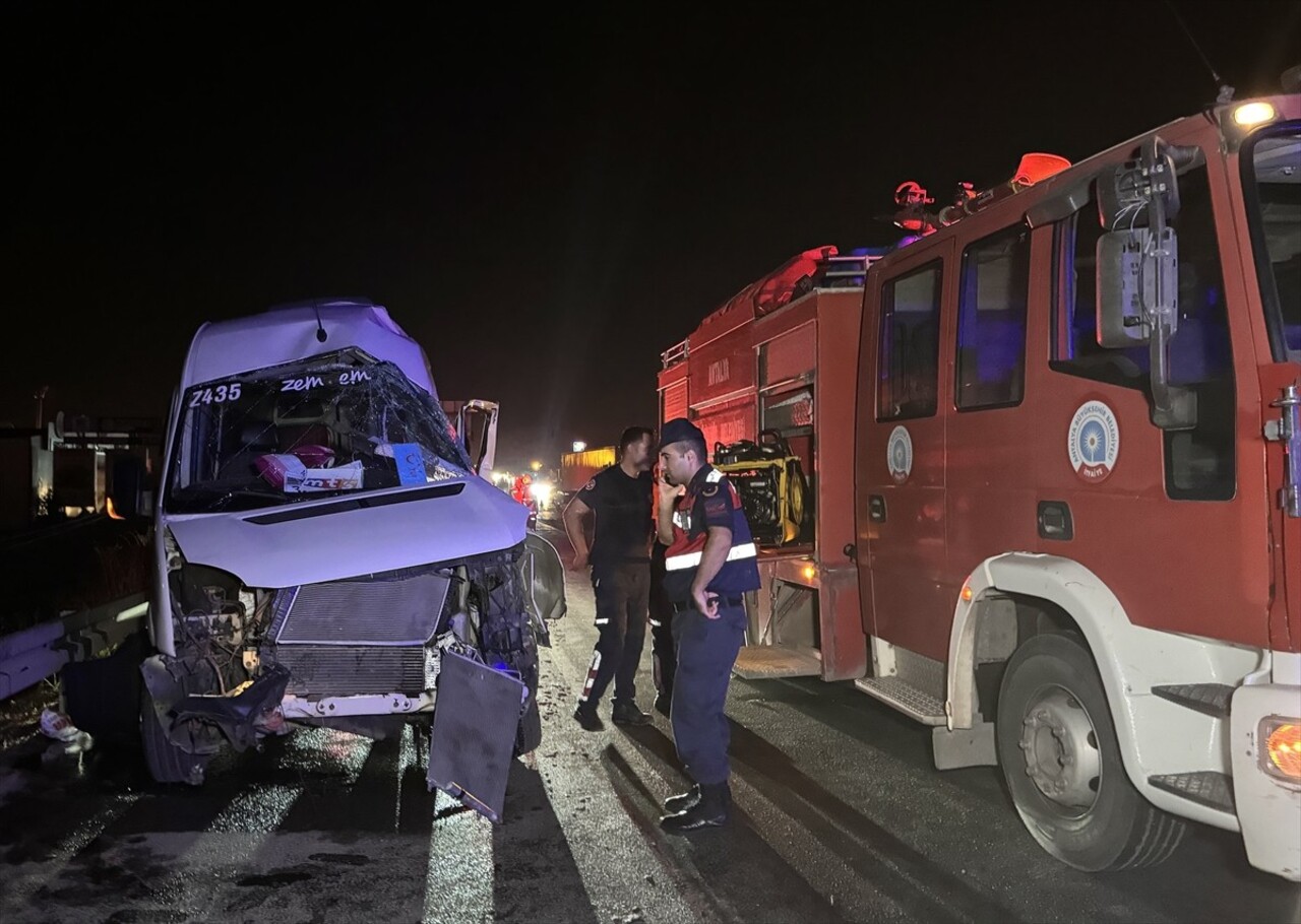 Antalya'da, tır ile çarpışan minibüsün sürücüsü yaralandı. Çarpışmada hasar gören aracında sıkışan...